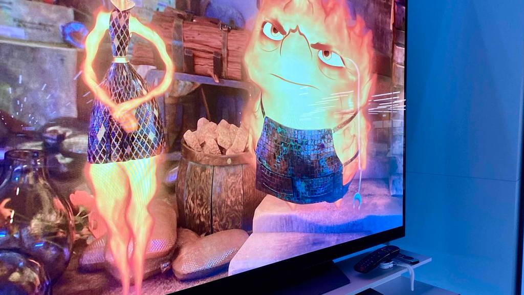 Detailansicht des eingeschalteten Bildschirms von einem OLED-TV im Test.