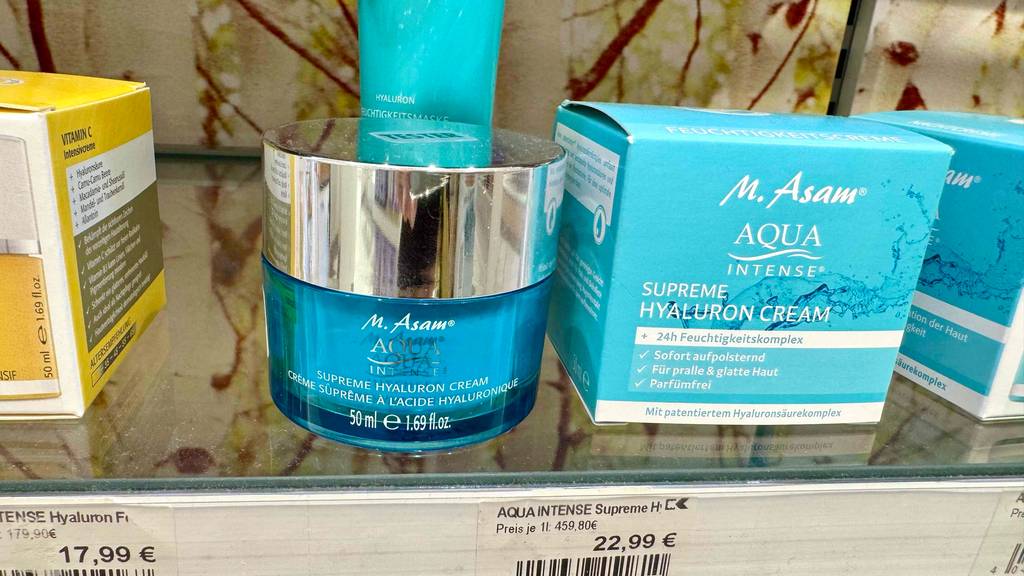 Neben weiteren Feuchtigkeitscremes steht die getestete M.-Asam-Gesichtscreme im hellblauen Tiegel mit silberfarbenem Schraubverschluss im Drogeriemarkt.