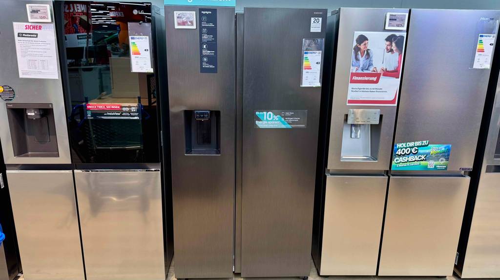 Samsung-Side-by-Side getestet: Der zweitürige Kühlschrank steht zwischen weiteren Kühlschränken in einem Geschäft.