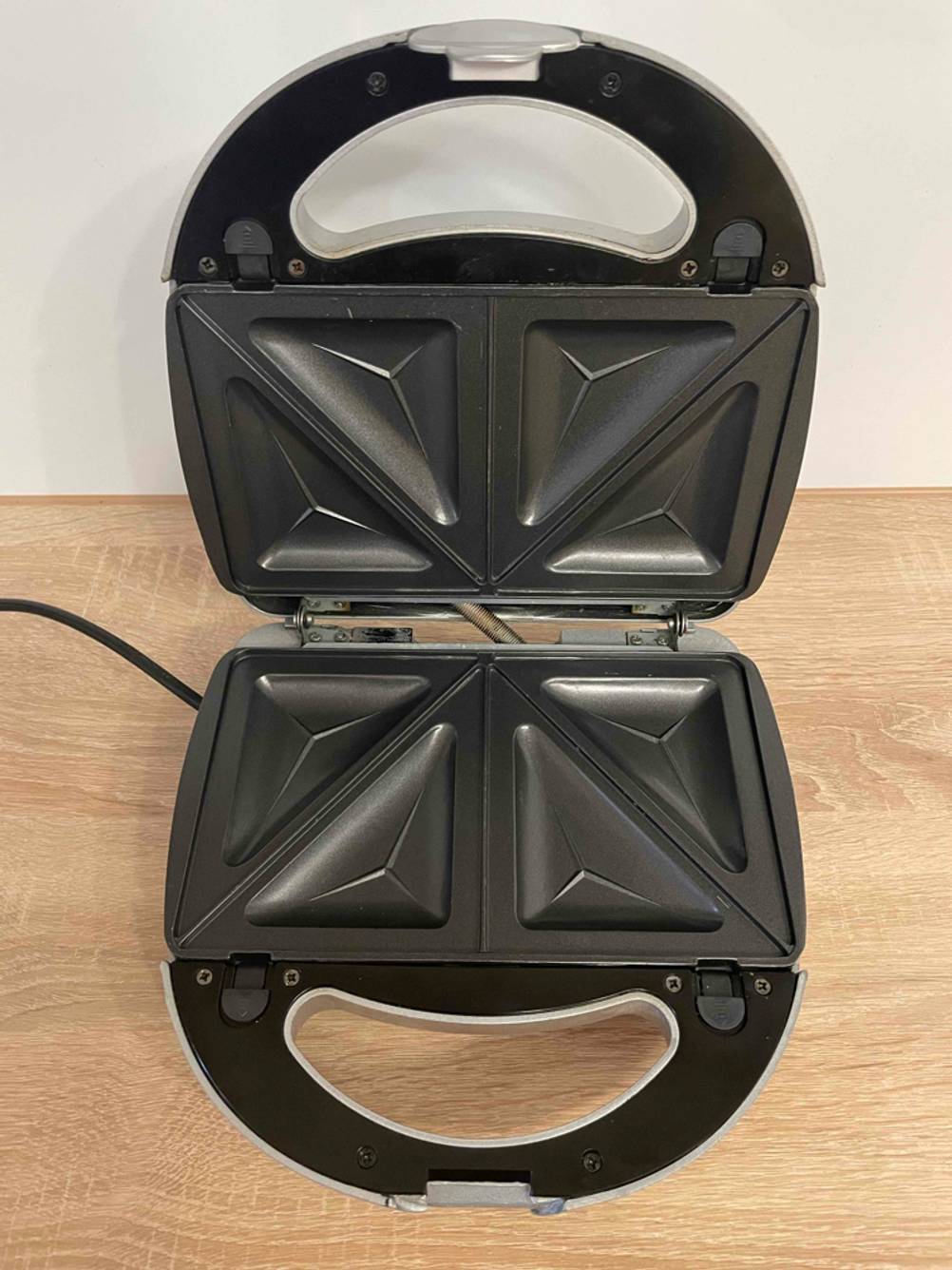Ein geöffneter Sandwichmaker 3 in 1 im Test steht auf einem Tisch.
