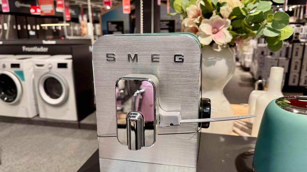 Nahaufnahme des getesteten schmalen Kaffeevollautomaten von der Firma SMEG.