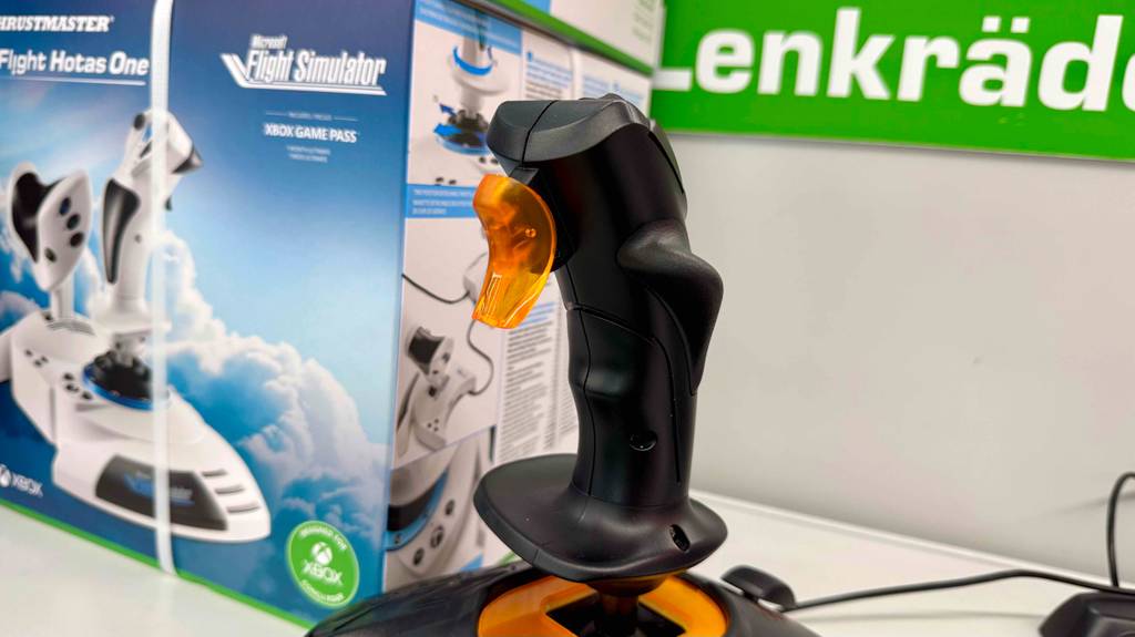 Nahaufnahme des schwarz-orangefarbenen, getesteten Thrustmaster-Joysticks.