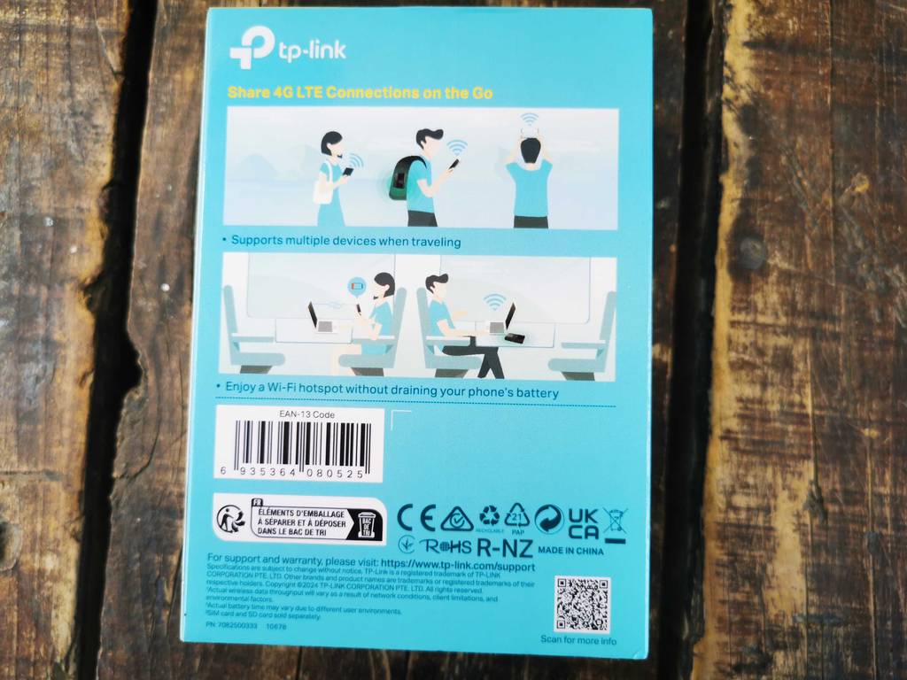 Nahaufnahme der Anwendungsinformationen auf der türkisfarbenen Verpackung des getesteten TP-Link-Routers. 