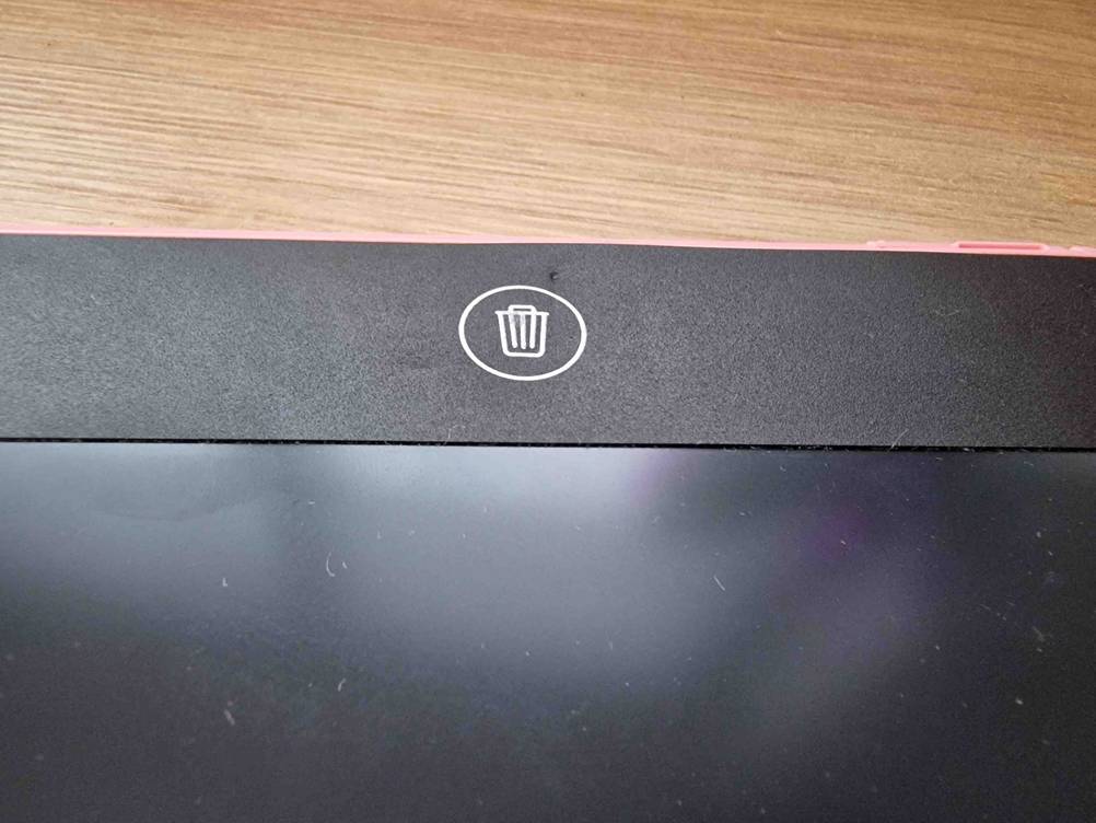 Zaubertafel-Test: Detailansicht der Umrandung einer Zaubertafel inklusive Abfalleimer-Symbol.