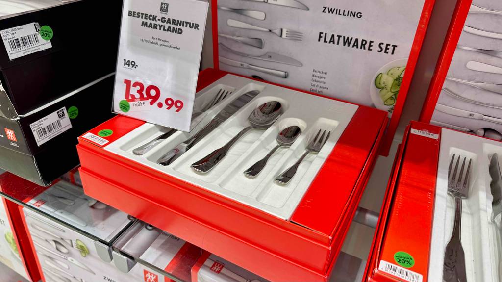 Das Zwilling-Besteck im Test befindet sich in der Packung mit 30 Teilen für vier Personen und steht inklusive Preisschild auf einem Verkaufsregal.