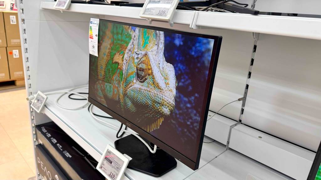 Der getestete AOC-Gaming-Monitor steht mit hochauflösendem Bildschirm auf einem Ausstellungsregal im Verkauf.