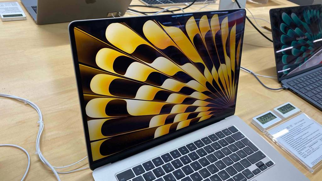 Geöffnetes und eingeschaltetes 15-Zoll-Laptop im Test: Der Fokus liegt auf dem farbenprächtigen Bildschirm.