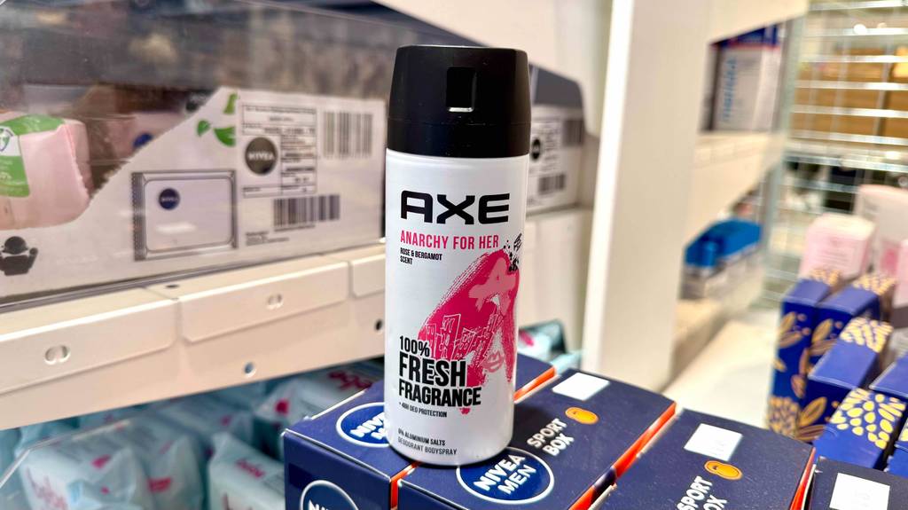 Axe-Deo im Test: Die Dose Spray steht auf einem Warenkarton im Drogeriemarkt.