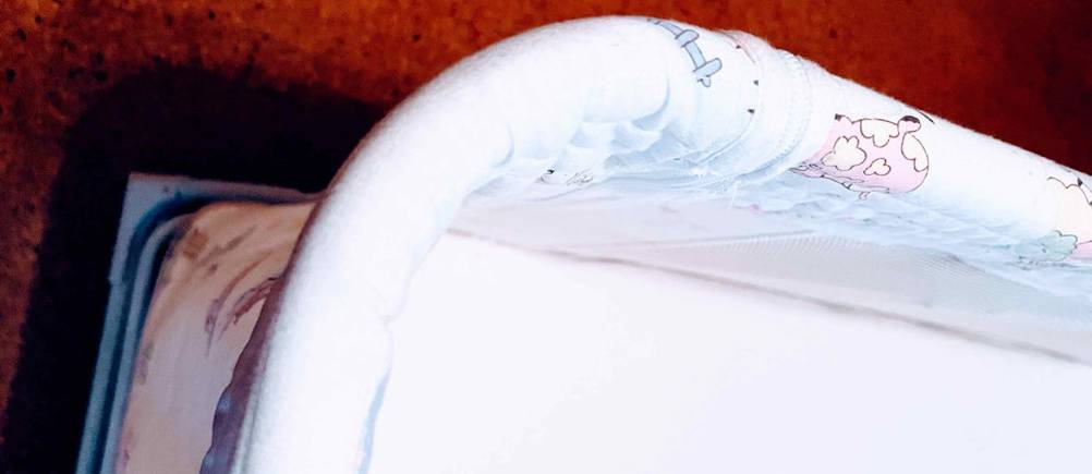 Baby-Reisebett-Test: Detailaufnahme der weichen Stoffverkleidung der Bettchen-Umrandung.