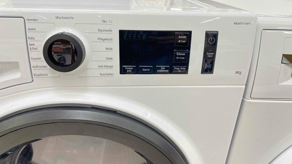 Detailaufnahme der Anzeige und des Programmwahl-Drehknopfs eines Bauknecht Wärmepumpentrockners mit 8 kg im Test.