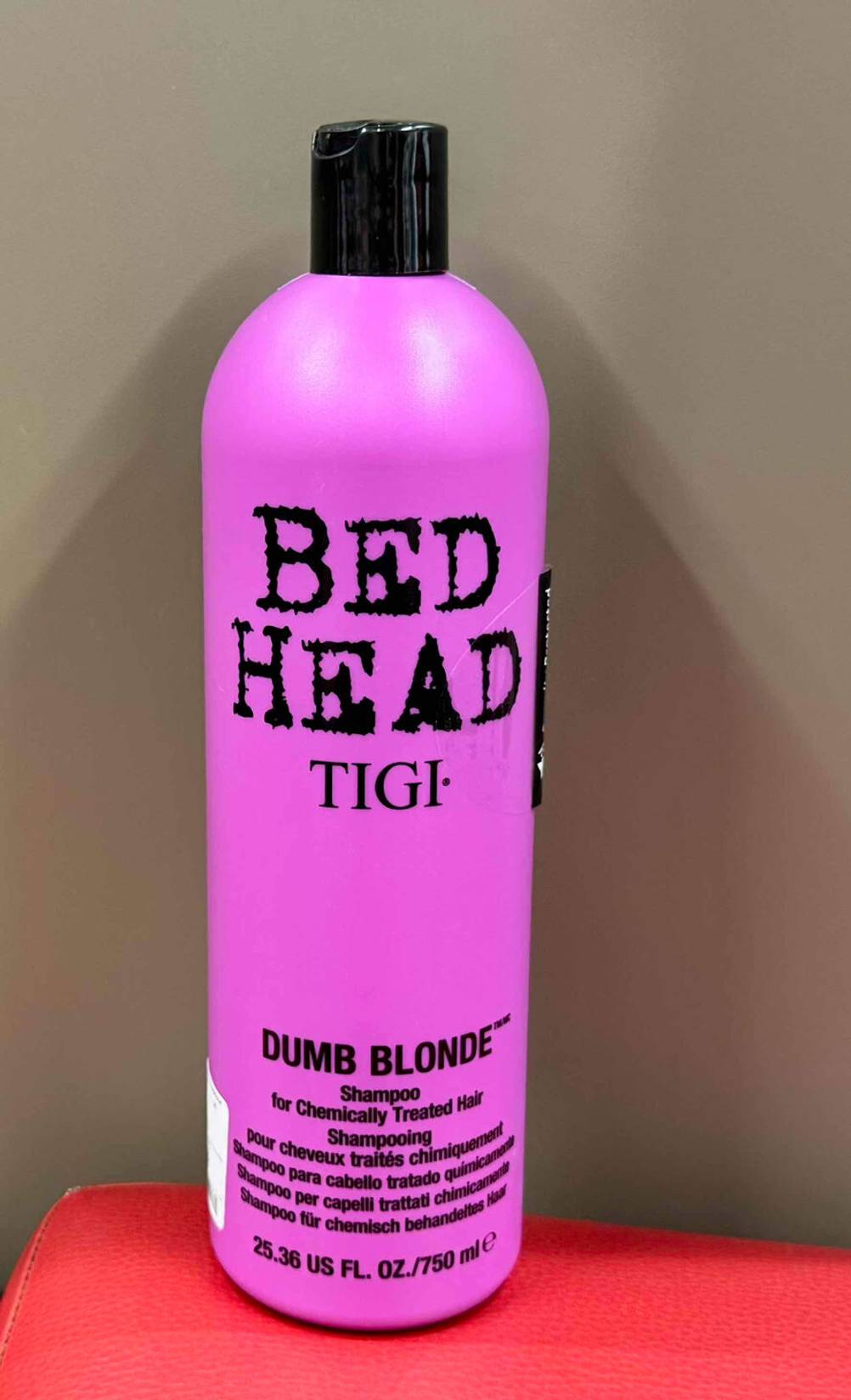Getestet: Das Bed-Head-Shampoo in der pinken Quetschflasche steht vor einer grauen Wand.