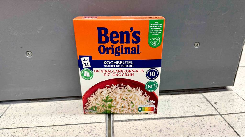 Getestet: Bens Original Reis in einer 500-g-Packung, die vor einem grauen Hintergrund steht.