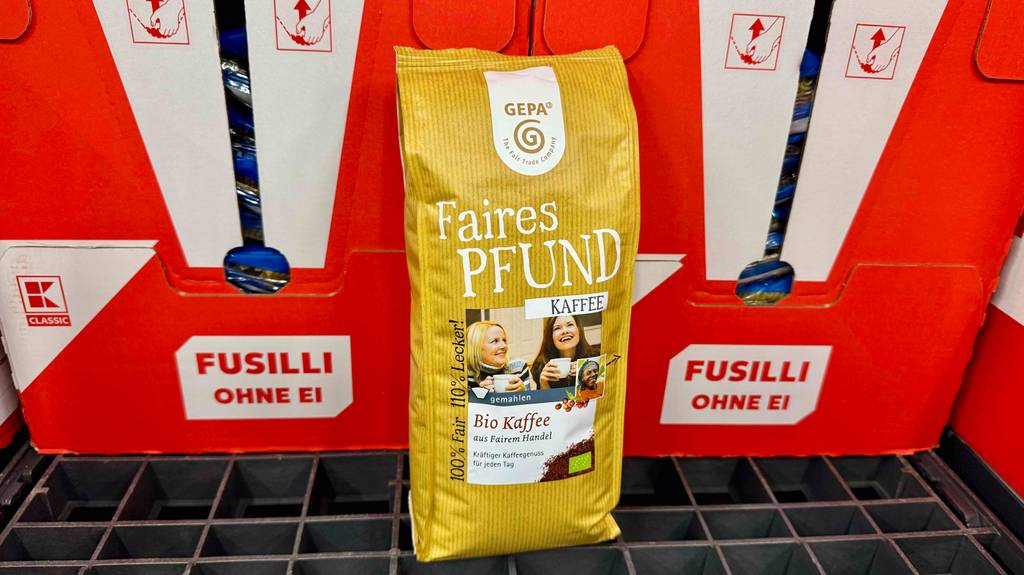 Eine Packung mit getestetem Bio-Kaffee der Marke Gepa steht vor Kartons mit Nudeln.
