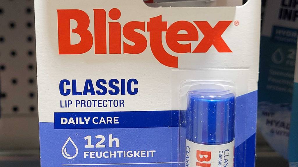 Nahaufnahme einer Verpackung inklusive einer getesteten Blistex-Lippenpflege.