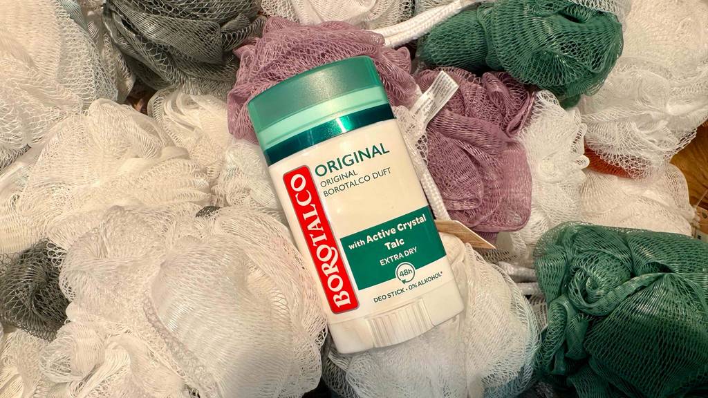 Getestet: Borotalco-Deo im Stick liegt auf mehreren Haarnetzen.