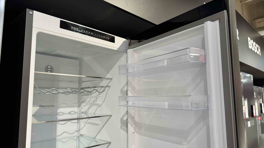 Nahaufnahme des oberen Kühlbereiches der getesteten Bosch-Kühl-Gefrierkombination.