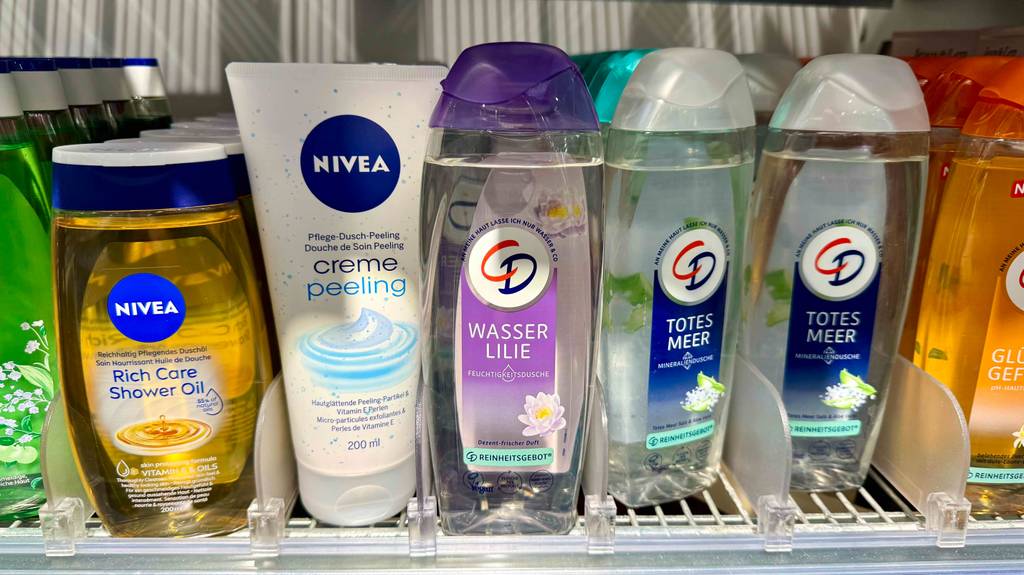 Getestet: CD-Duschgel in transparenten Quetschflaschen, die zwischen weiteren Duschcremes auf einem Regal im Drogeriemarkt stehen.