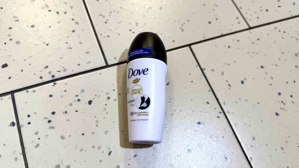 Im Test: ein Dove-Deodorant liegt auf einem Fliesenboden.