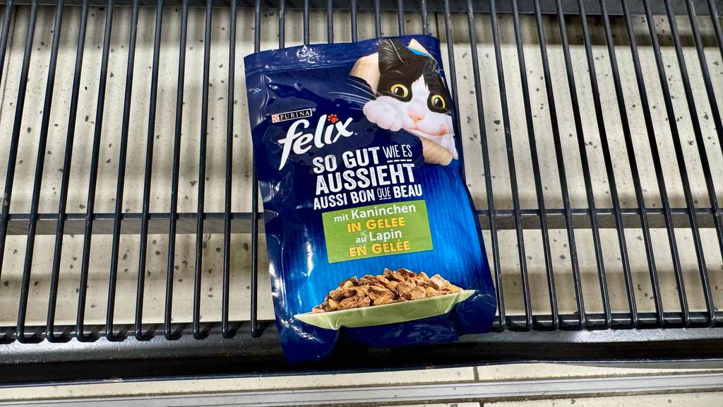 Ein Frischhaltebeutel mit getestetem Felix-Nassfutter liegt in einem Einkaufskorb.