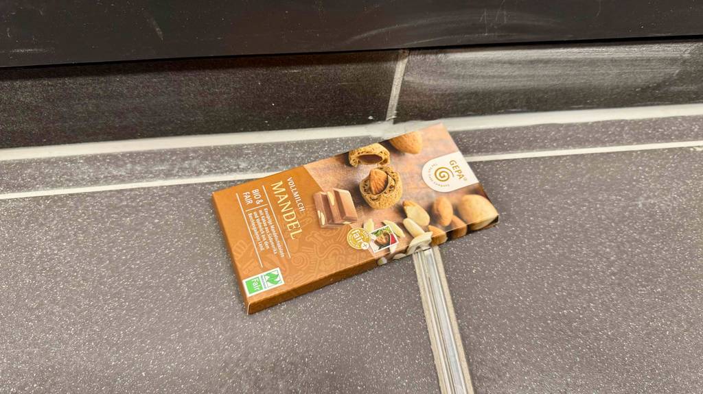 Getestet: Eine GEPA-Schokolade Vollmilch-Mandel liegt auf dem Boden.