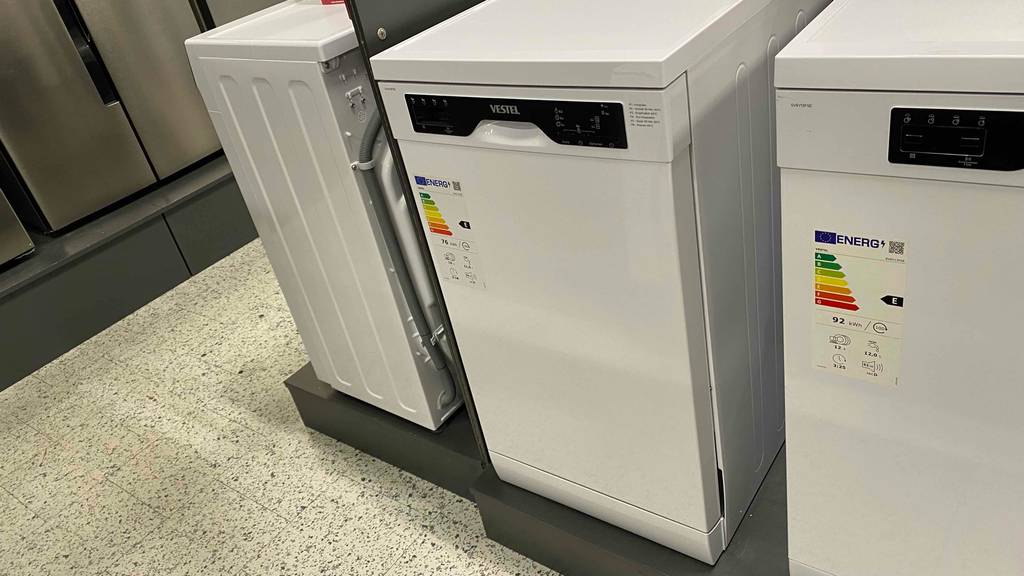 Weißer Vestel 45-cm-Geschirrspüler im Test steht geschlossen in einem Verkaufsbereich.