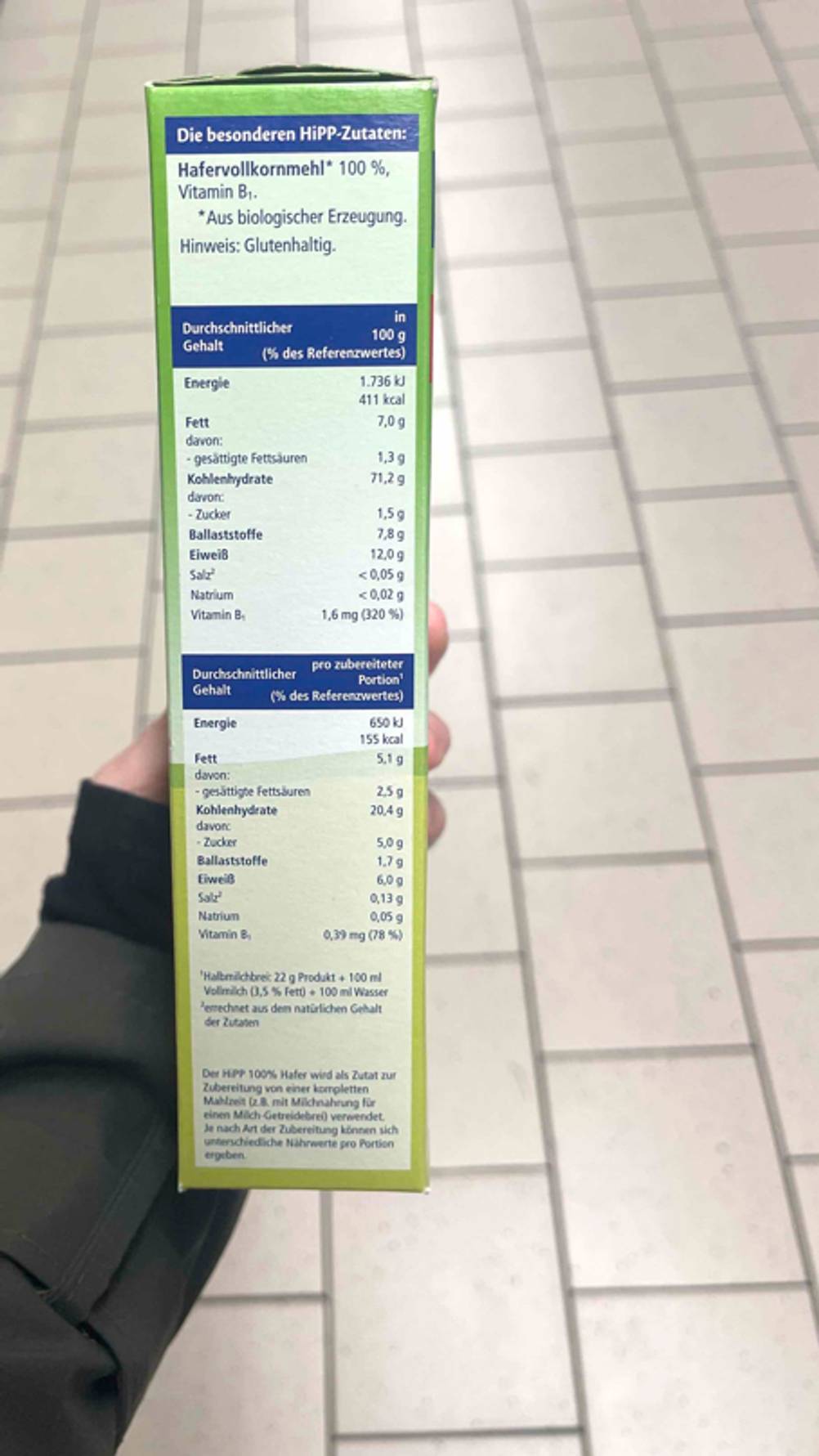 Nahaufnahme der auf der Seitenwand gedruckten Nährwerte einer Packung mit dem getesteten Getreidebrei.