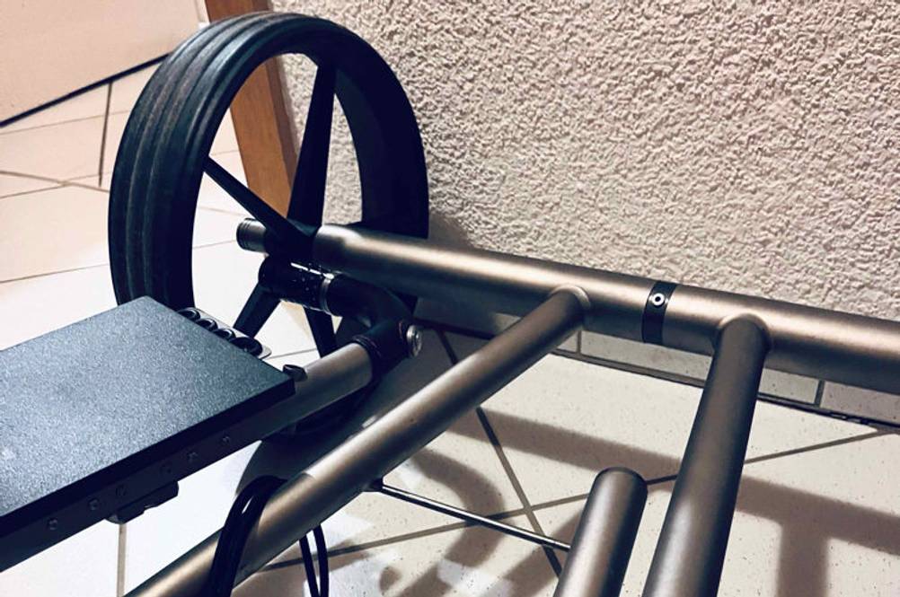 Golf-Trolley-Test: Ansicht des Aluminium-Gestells und eines schwarzen Rads von einem Golf-Trolley.