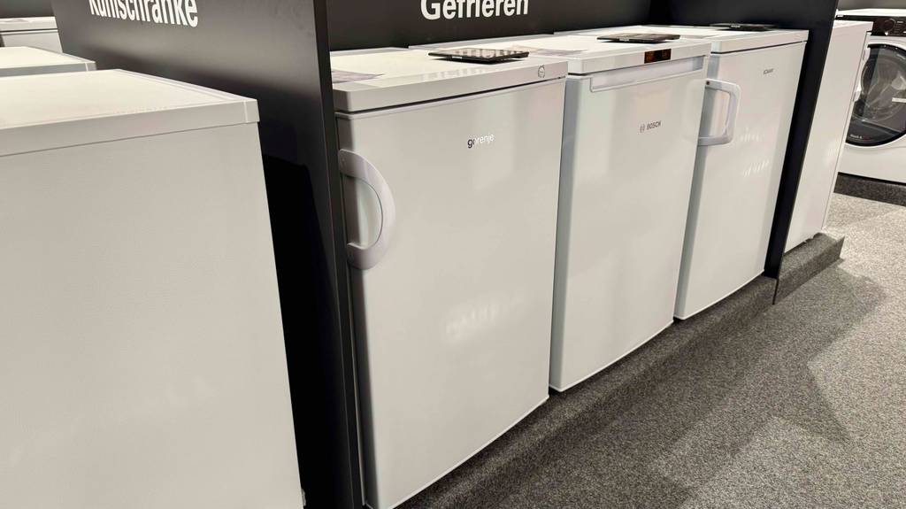 Im Test: Der Gorenje-Gefrierschrank in Weiß und hüfthoch seht mit geschlossener Tür in einem Verkaufsbereich neben weiteren Gefrierschränken.