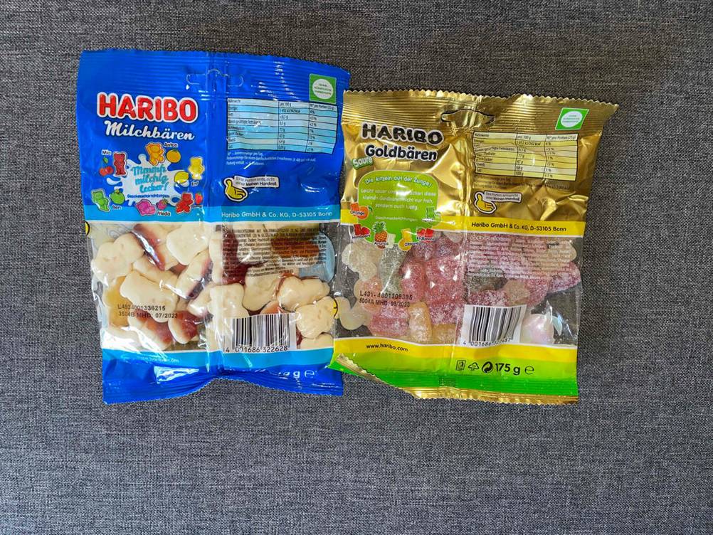 Ansicht auf die Produktbeschreibung von Gummibärchen im Test: Ansicht zweier unterschiedlicher Packungen von Haribo.