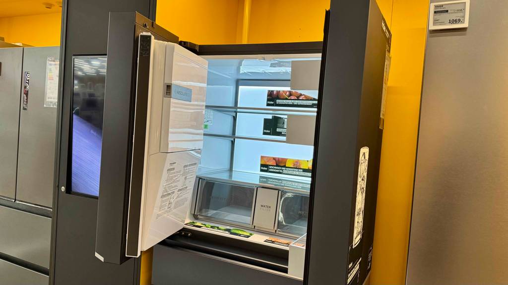 Der getestete Side-by-Side-Kühlschrank von Haier befindet sich offen in einem Geschäft neben weiteren Kühlkombinationen.