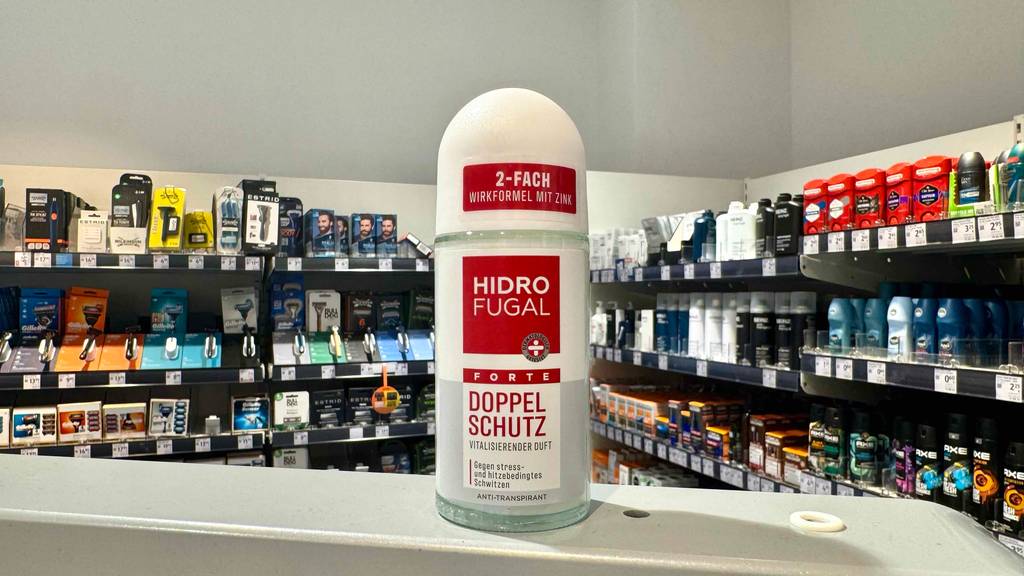 Hidrofugal-Deo Test: Ein Roller steht vor einem Verkaufsregal im Drogeriemarkt.