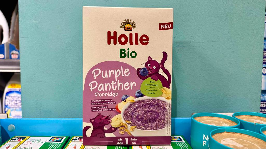 Die Packung mit Holle-Babynahrung im Test steht auf weiteren Nahrungsmitteln im Verkaufsregal.