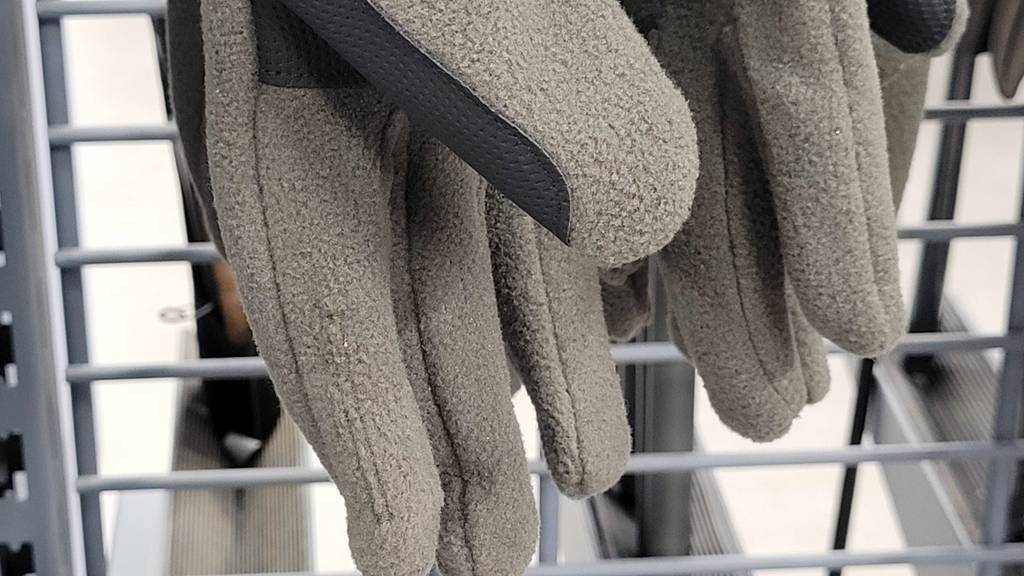 Getestete graue Jagdhandschuhe mit einer Detailansicht der einzelnen Finger.