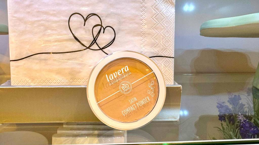 Im Test: Das Naturkosmetik-Make-up in der Dose mit transparentem Deckel steht vor einer weißen Serviette aus Papier.