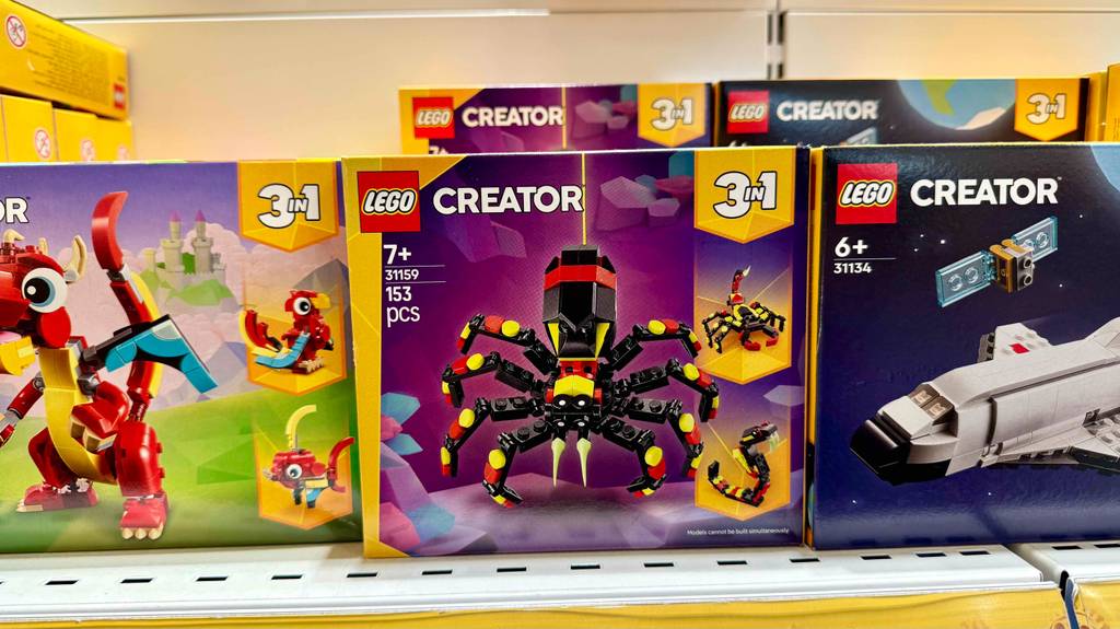 Verschiedene Packungen mit getesteten Lego-Creator im Test stehen nebeneinander auf einem Verkaufsregal.
