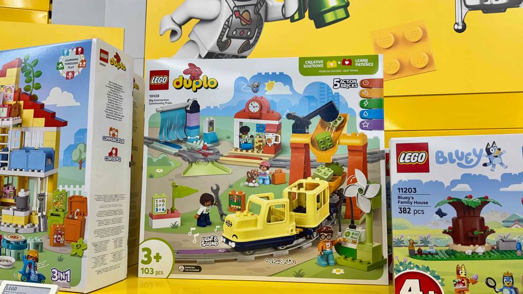 Die getestete LEGO-DUPLO-Eisenbahn befindet sich in einer Packung mit 103 zusammenbaubaren Einzelteilen und auf einem Verkaufsregal zwischen anderen LEGO-Produkten.
