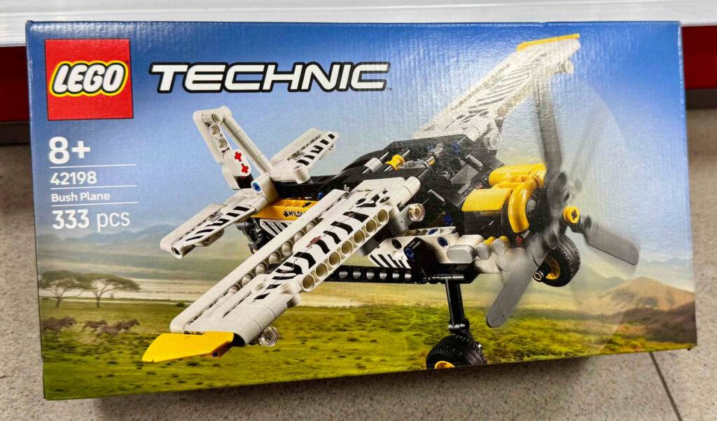 LEGO-Technik im Test: Nahaufnahme der Verpackung eines Busch-Flugzeugs aus 333 Teilen, das für Kinder ab acht Jahren geeignet ist.
