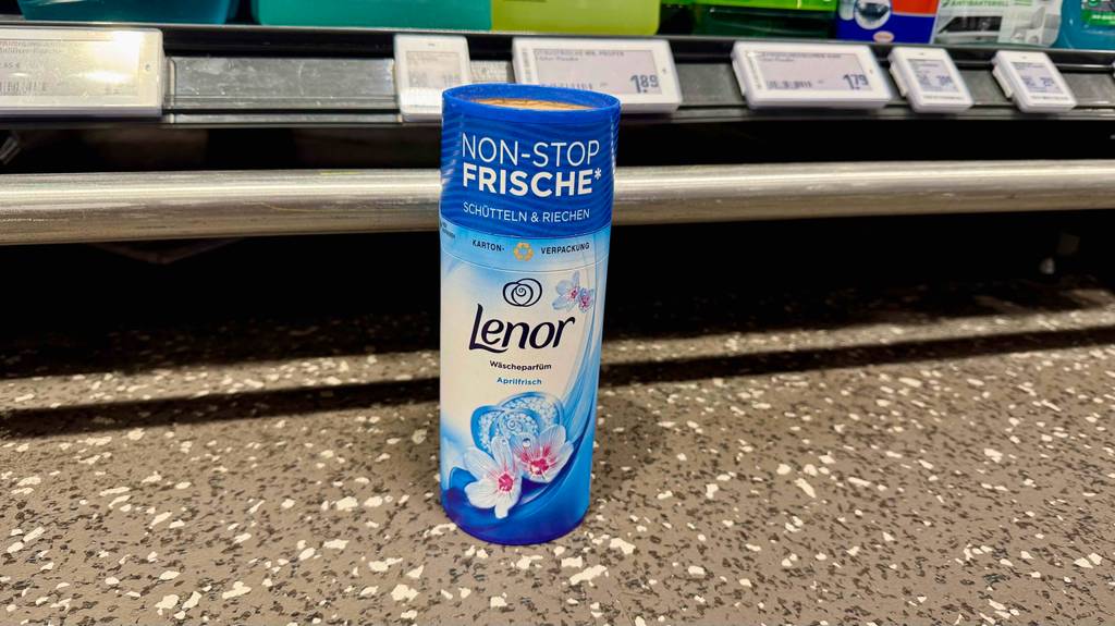 Lenor-Wäscheparfüm im Test: Die Karton-Verpackung steht vor einem Verkaufsregal auf dem Boden.