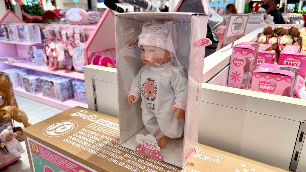 Puppen von Llorens im Test: Ein hellhäutiges Modell in der Verpackung mit Sichtfenster befindet sich in einem Spielzeugladen.