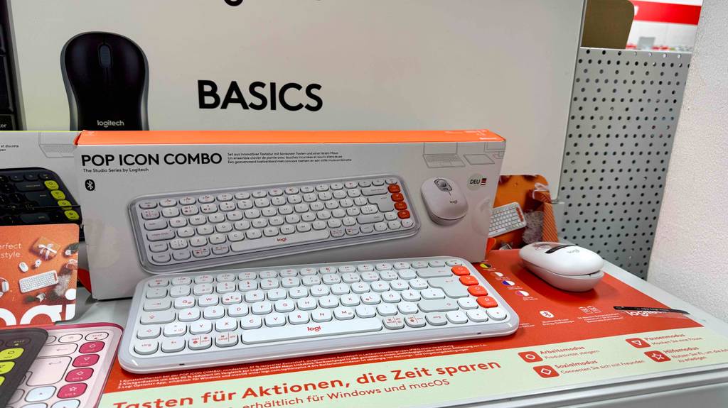 Im Test: Ein Logitech-Tastatur-Maus-Set steht auf einem Ausstellungstisch im Verkauf.