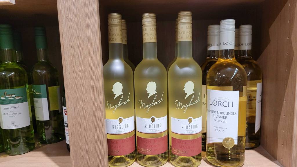 Getestet: Der Maybach-Wein in Flaschen mit Schraubverschluss steht neben weiteren Weinflaschen in einem Verkaufsregal.