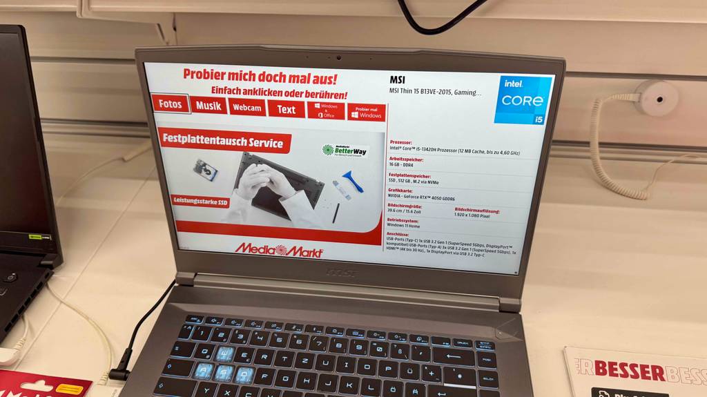 Nahaufnahme vom eingeschalteten Bildschirm eines getesteten MSI-Gaming-Laptops, der im Geschäft ausgestellt ist.
