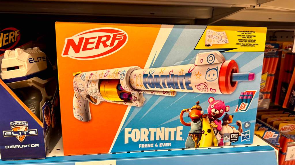 Nerf-Guns-Test: Eine Schaumstoffpfeil-Pistole für Kinder befindet sich in ihrer Verpackung auf einem Verkaufsregal.
