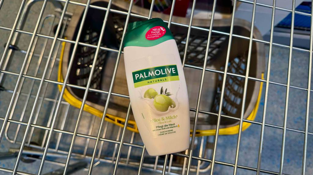 Eine Quetschflasche mit Palmolive Duschgel im Test-liegt in einem Einkaufskorb.