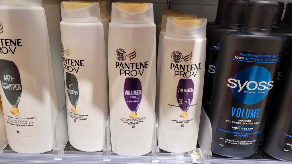 Getestet: Pantene-Pro-V-Shampoos in Quetschflaschen stehen neben anderen Shampoos in einem Regal im Drogeriemarkt.