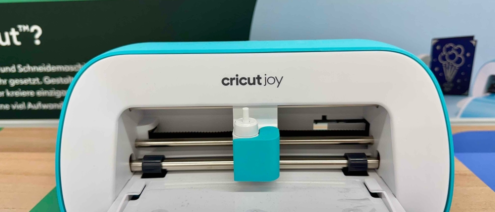 Detailansicht des Schnittdrucks eines getesteten Plotters, der auf einem Ausstellungstisch im Verkauf steht.