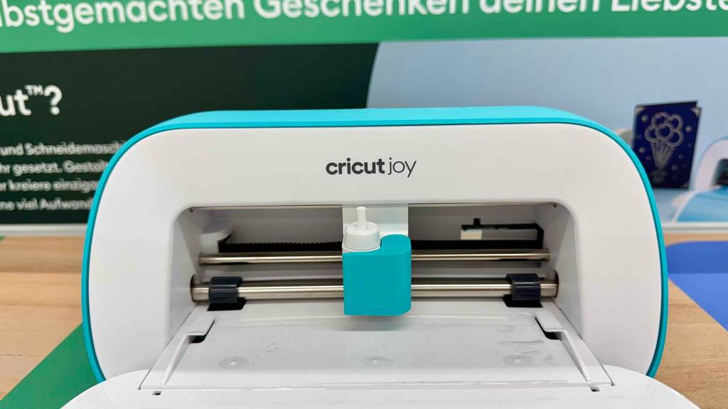 Detailansicht des Schnittdrucks eines getesteten Plotters, der auf einem Ausstellungstisch im Verkauf steht.