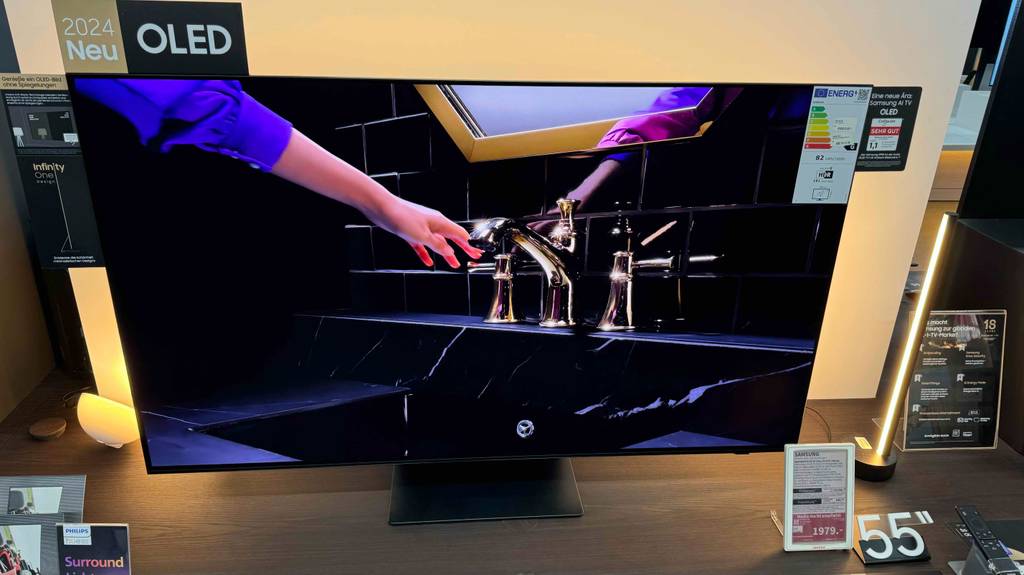 Vorderansicht eines 55-Zoll-Samsung-Fernsehers im Test, der auf einem Ausstellungsregal im Verkaufsbereich steht.