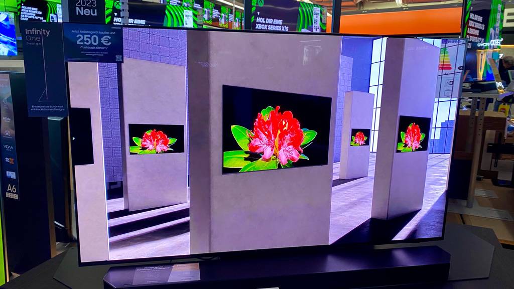 55-Zoll-Samsung-Fernseher getestet: Das Modell ist eingeschaltet und zeigt ein kontrastreiches Bild.