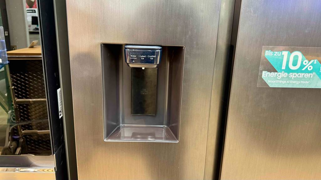 Nahaufnahme der Wasser- und Eisausgabestelle auf dem zweitürigen Kühlschrank Samsung-Side-by-Side im Test.